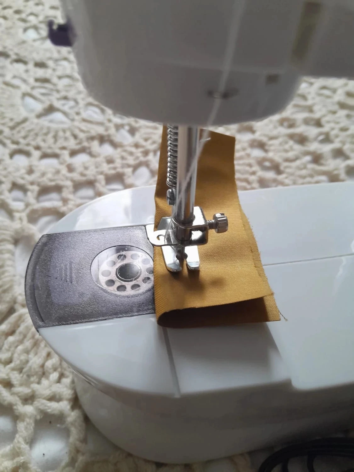 Mini máquina de costura para pequenos trabalhos em casa, bainhas, roupas rasgadas etc. – photo 3